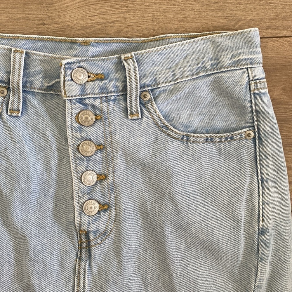Levi's Icon Mini Denim Skirt Light Wash Fitted Button Size 27 - Picture 3 of 8